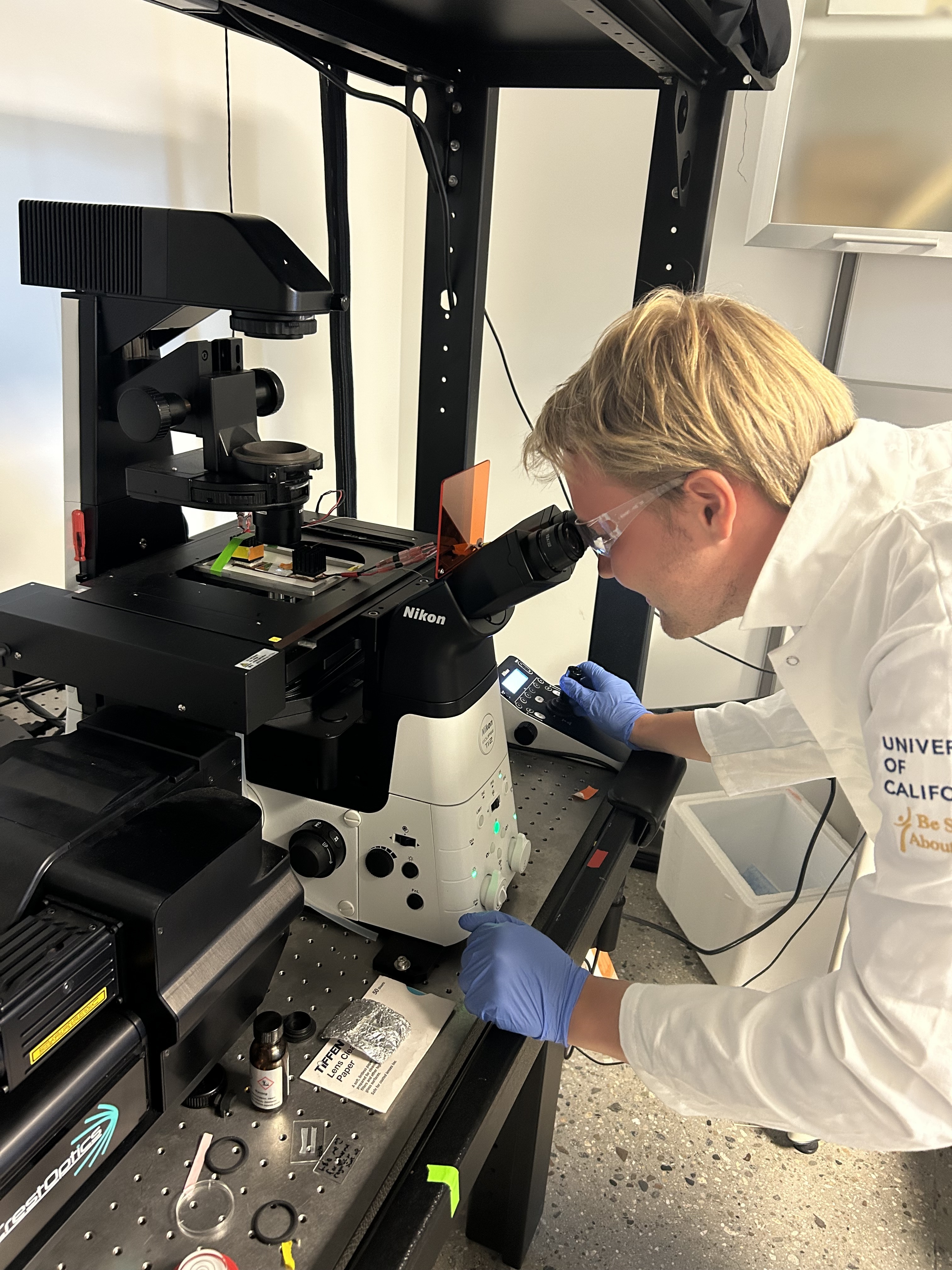 Sjoerd standing with lab instrumentation